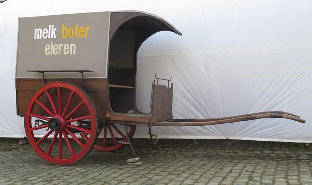Geveerde tweewielkar met sponnenzijbord en afneembare kap, Karrenmuseum Essen